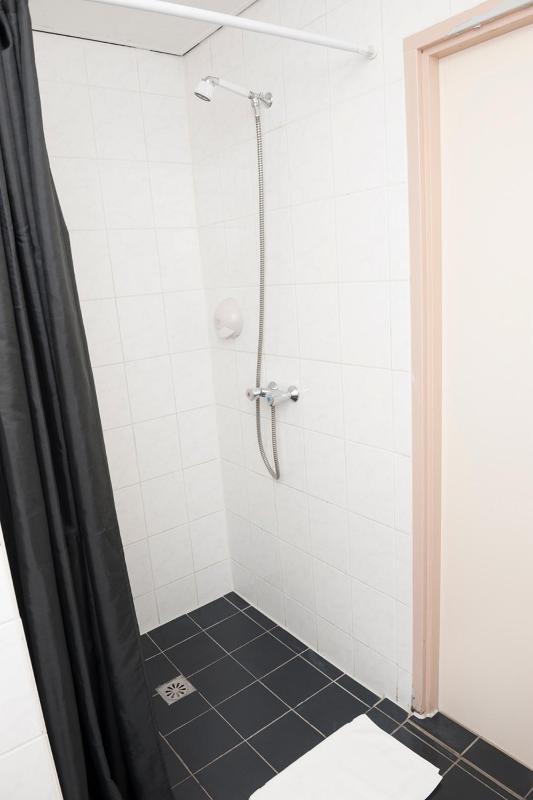 Eight-Person room image 3