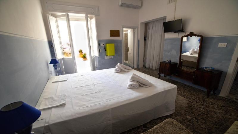 Small Twin Room image 2