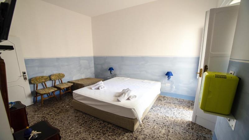 Small Twin Room image 3