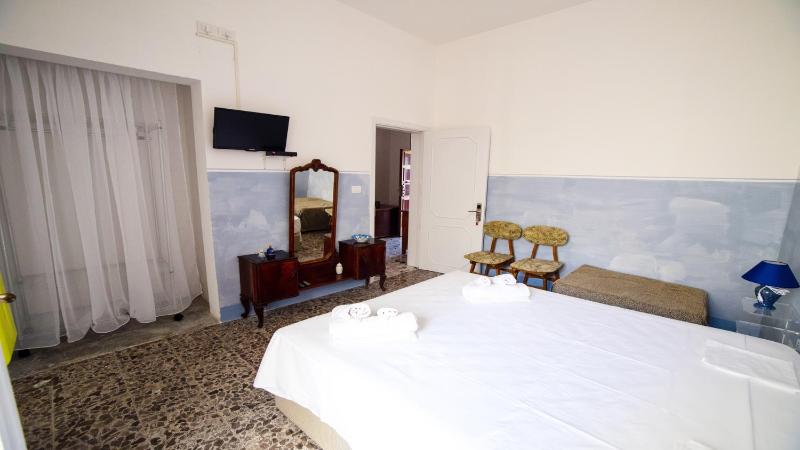 Small Twin Room image 4