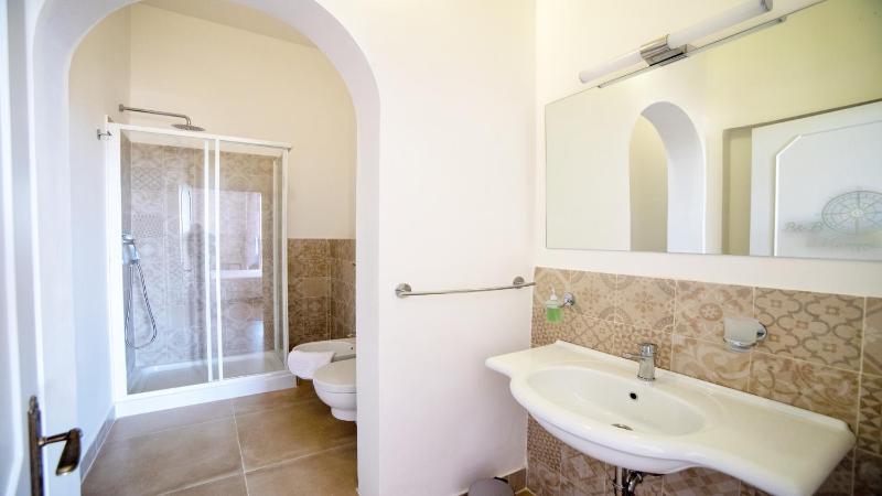 Twin Room with Shower image 4