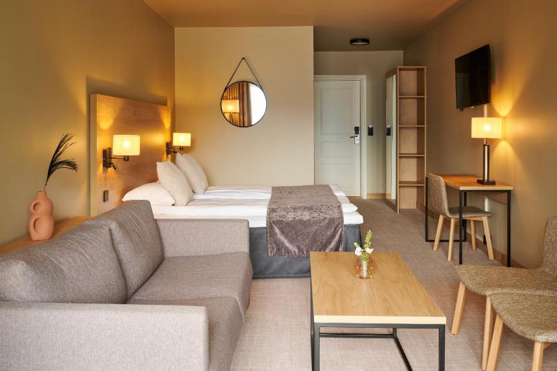 Deluxe Twin Room with Sea View image 4