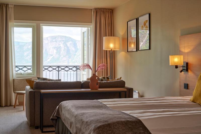 Deluxe Twin Room with Sea View image 3