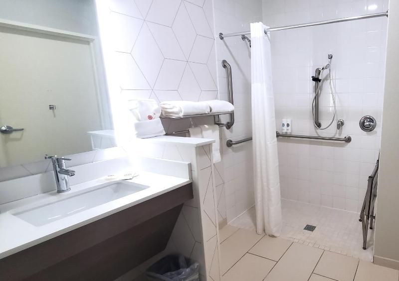 King Room with Roll-In Shower - Disability Access/Non Smoking image 2