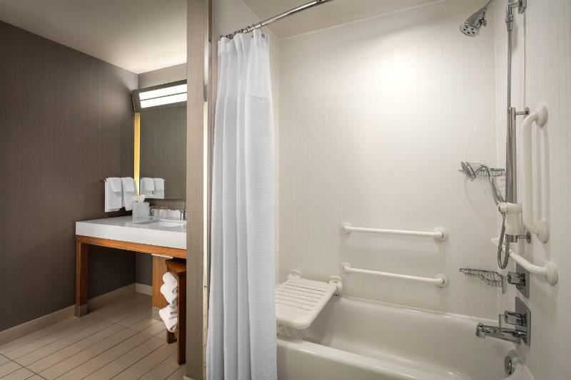Guest Room, 1 King image 2
