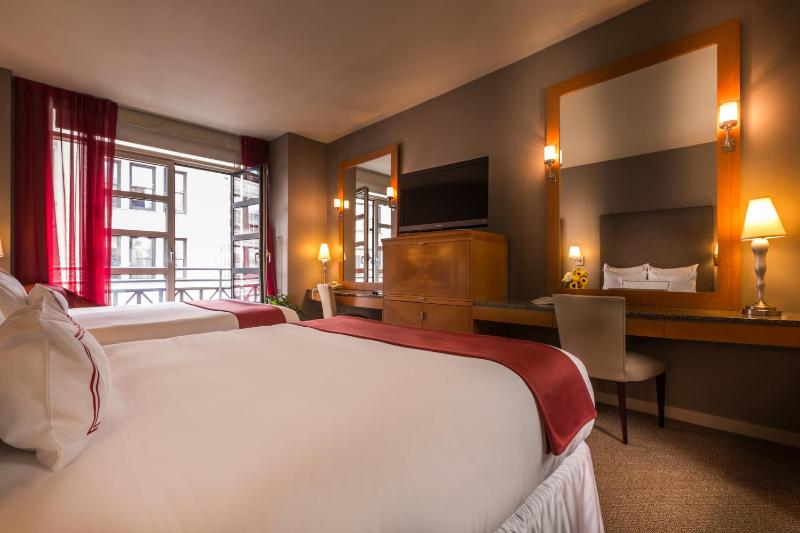 Quadruple Room with Balcony image 4