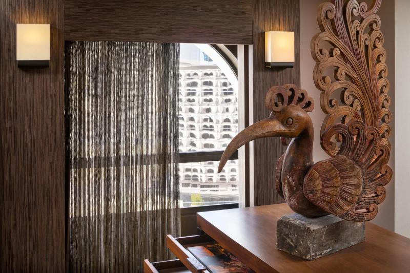 Club level, Guest room, 1 King, High floor image 2