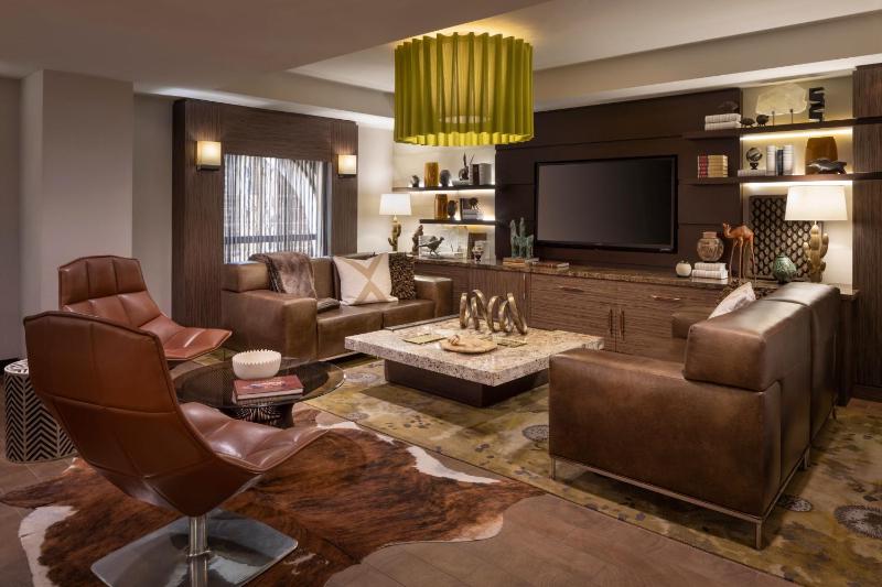 Club level, Guest room, 1 King, High floor image 3