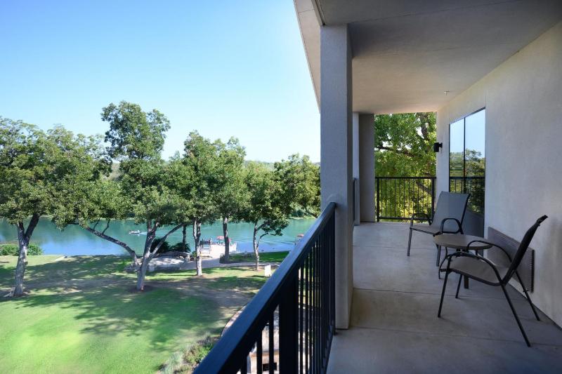 One-Bedroom King Suite with Sofa Bed and River View image 1
