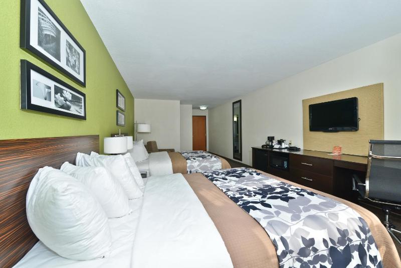 Queen Room with Two Queen Beds - Non-Smoking image 3