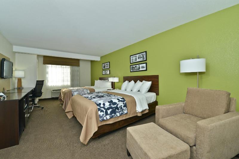Queen Room with Two Queen Beds - Non-Smoking image 2