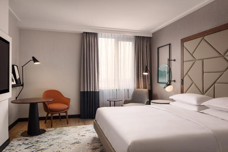 Deluxe King Room image 3