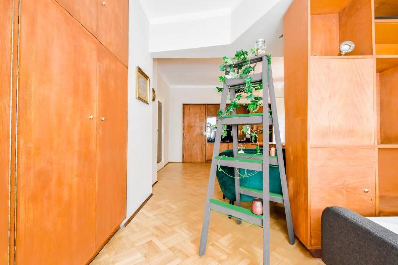 Creative 70s-Inspired Stay Center Parking - image 7