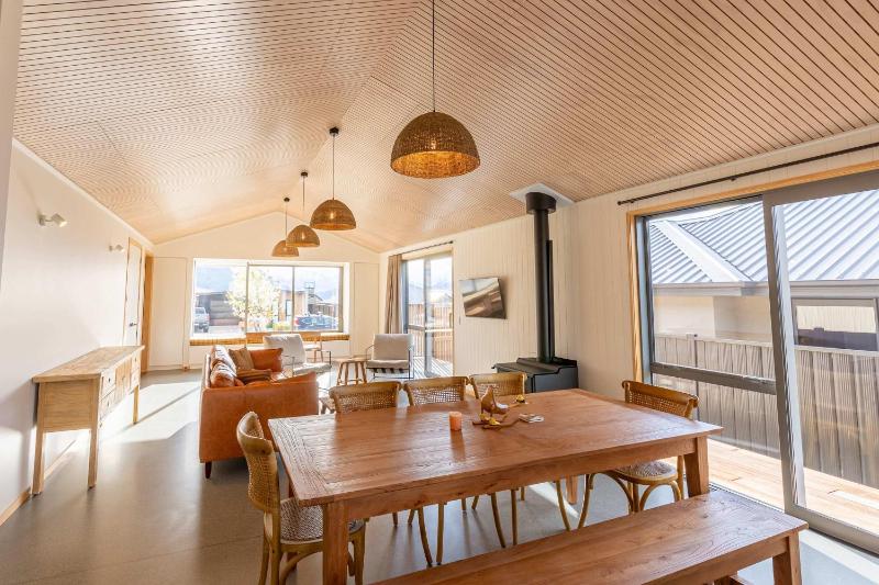 Sunny & Spacious on Scurr Terrace - image 1