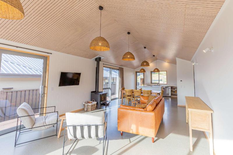Sunny & Spacious on Scurr Terrace - image 16
