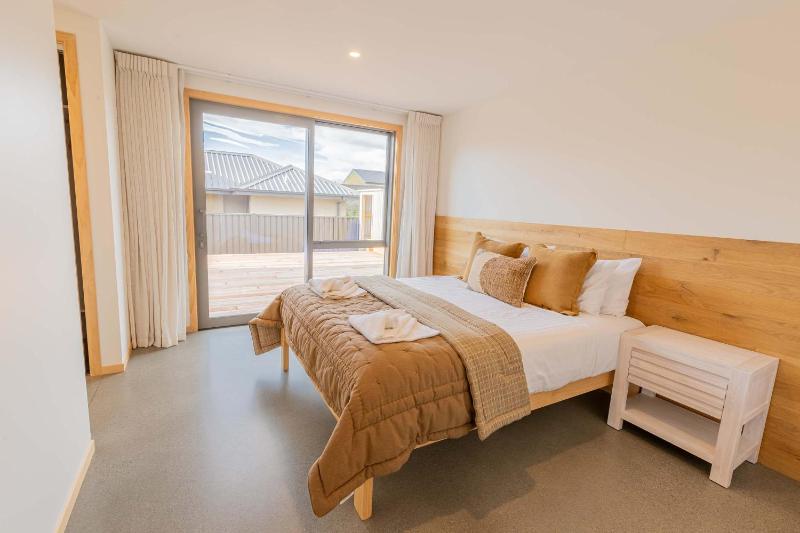 Sunny & Spacious on Scurr Terrace - image 3