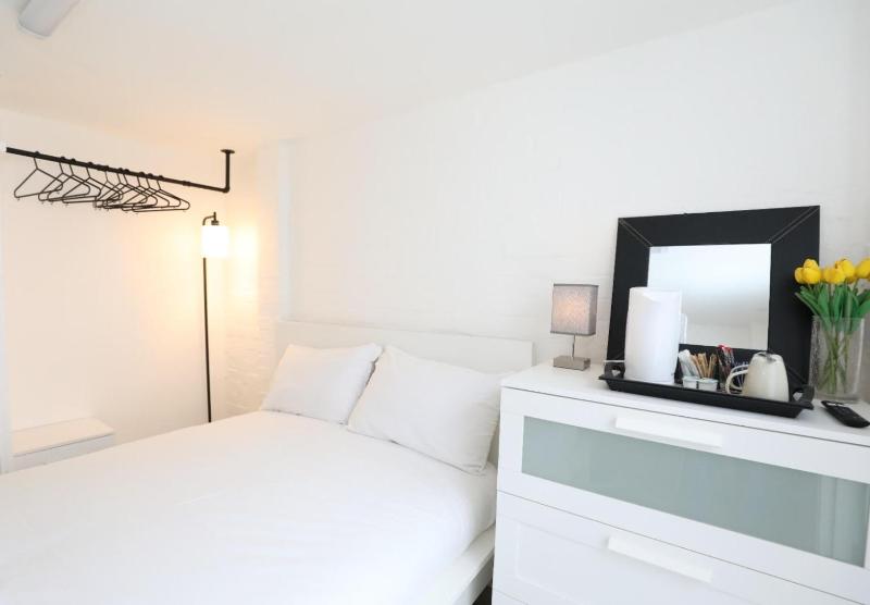 Budget Compact Double Without Window image 1