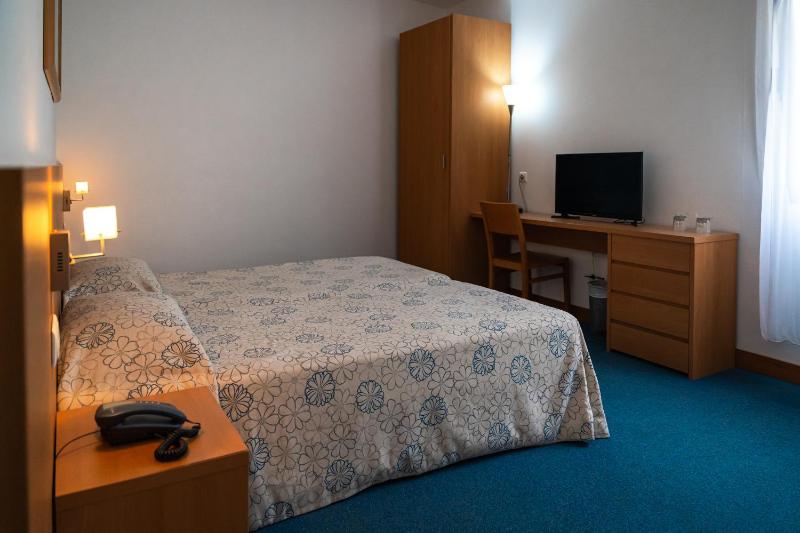 Twin Room image 4