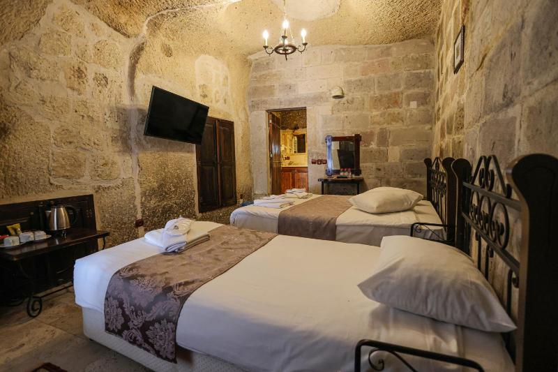 Deluxe Triple Room image 2
