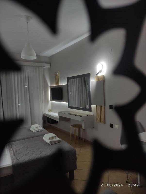 Deluxe Double or Twin Room with Pool Access image 1