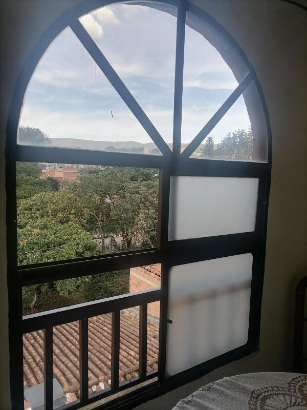 Cuarto con cuarto de baño y terraza - image 2