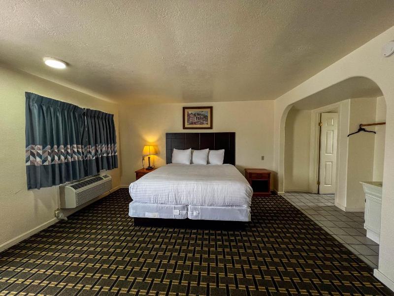 Deluxe King Room image 2