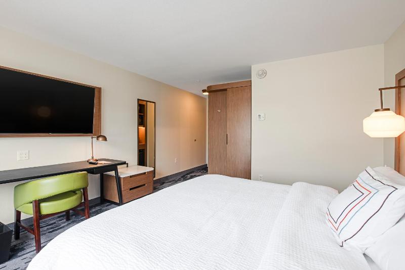 Standard King Room image 4
