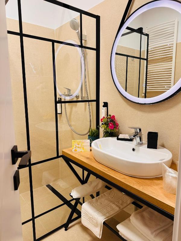 Deluxe Double or Twin Room with Balcony image 1
