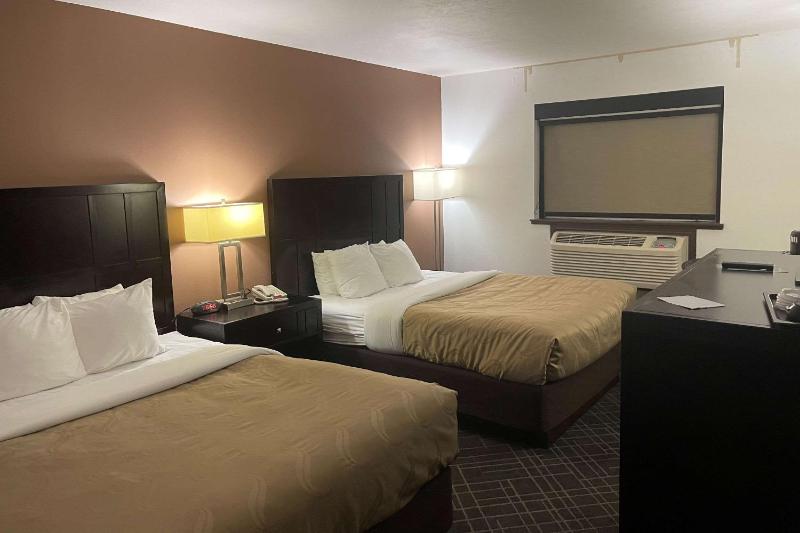 Queen Room with Two Queen Beds - Non-Smoking image 4