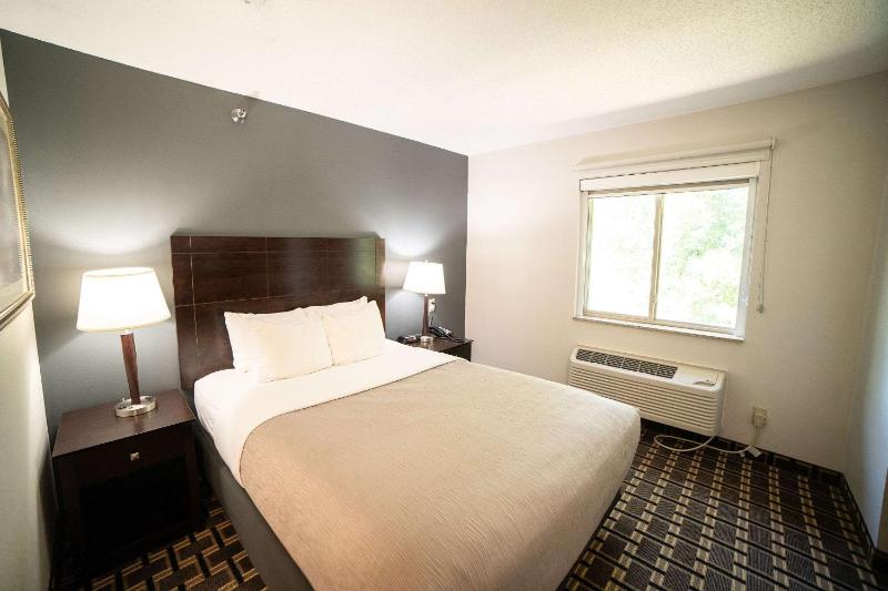 Queen Suite - Non-Smoking image 1