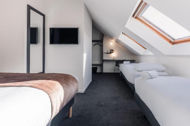 Quadruple Room with One Double Bed and Two Single Beds image 2