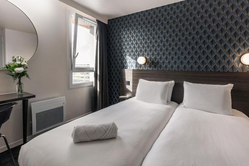 Standard Twin Room image 2