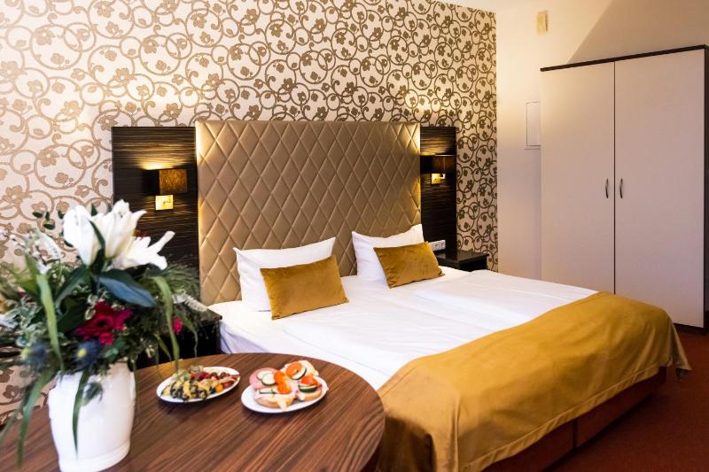 Standard Double or Twin Room image 2