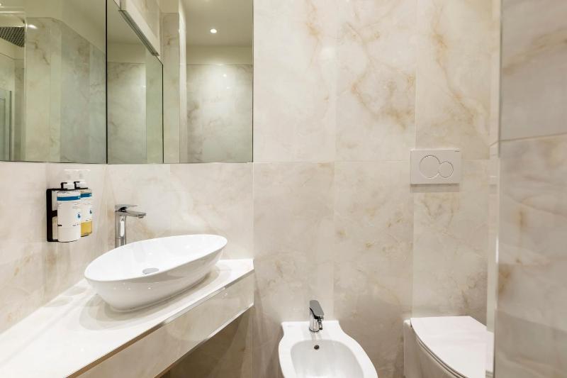 Medium Room - Canal View image 3