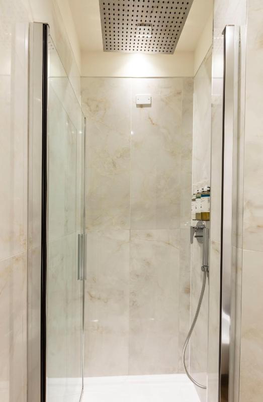 Medium Room - Canal View image 2