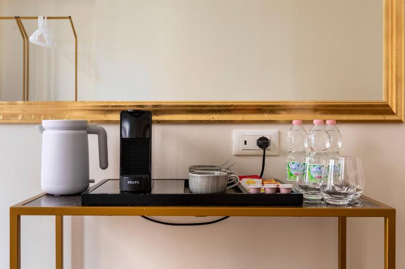 Medium Room - Canal View image 4