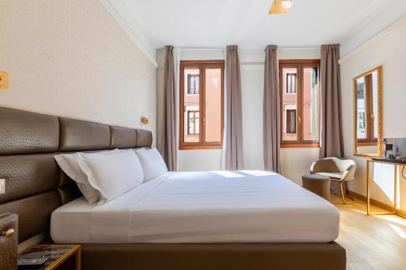 Standard room - Canal View image 1