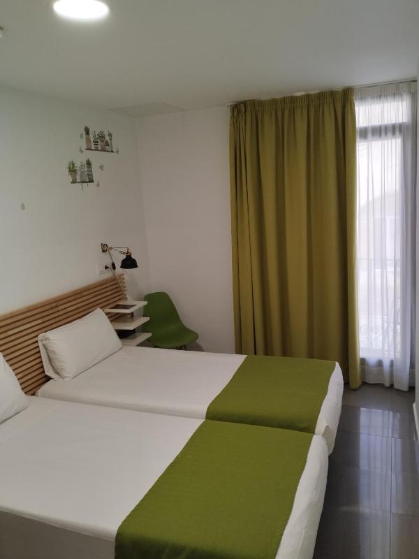 Twin Room with Balcony image 2