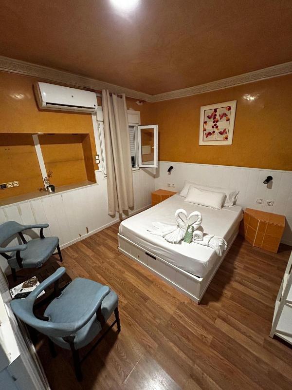 Standard Double Room with Shared Bathroom image 2