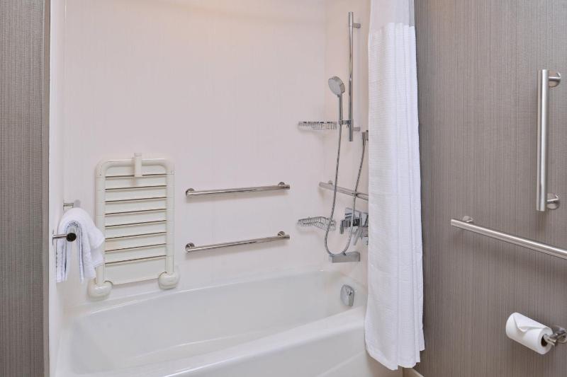 Queen Room with Two Queen Beds and Adapted Tub - Mobility and Hearing Accessible image 2