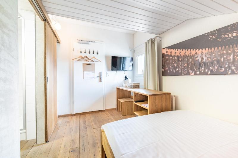 Single Room image 3
