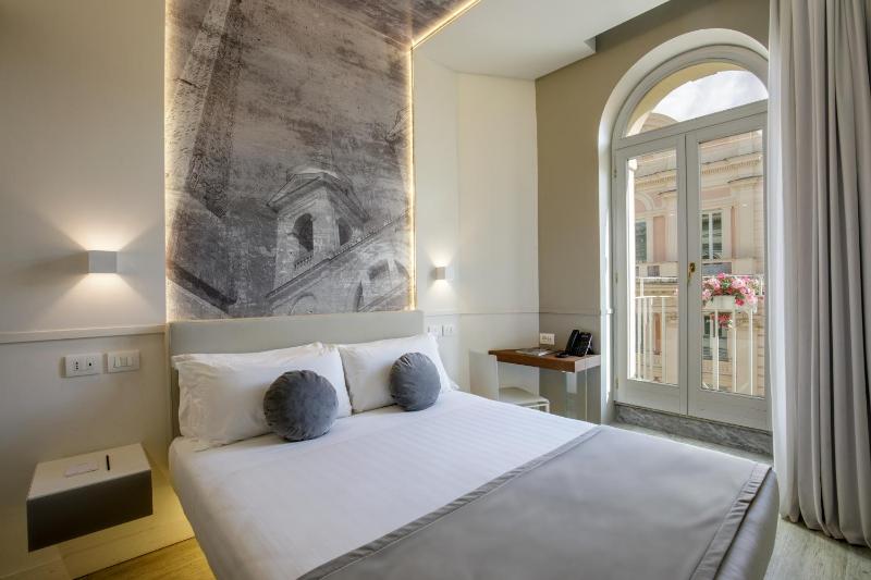 Double Room with Balcony image 4