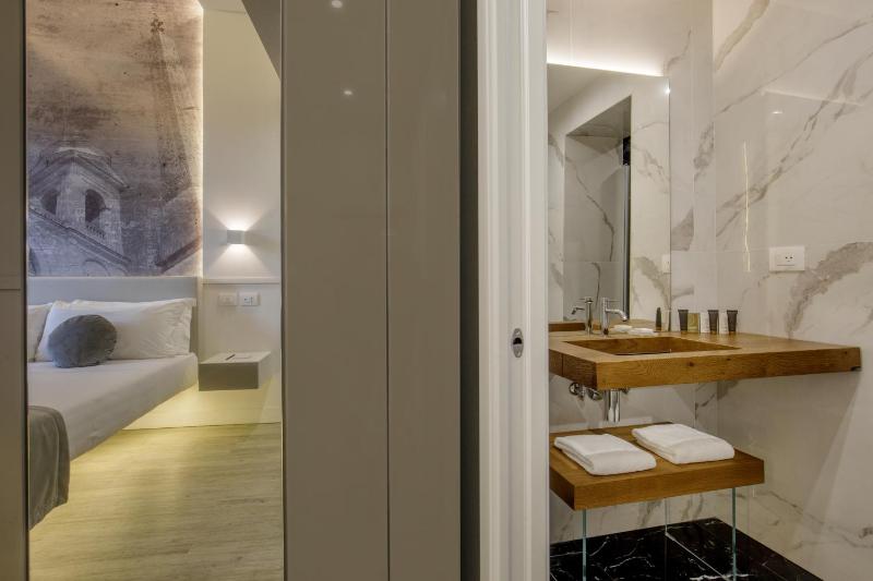 Double Room with Balcony image 3