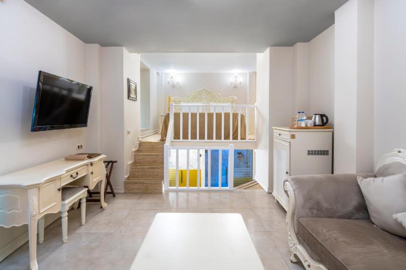 Deluxe Suite image 1