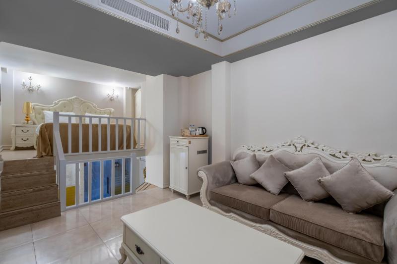 Deluxe Suite image 3