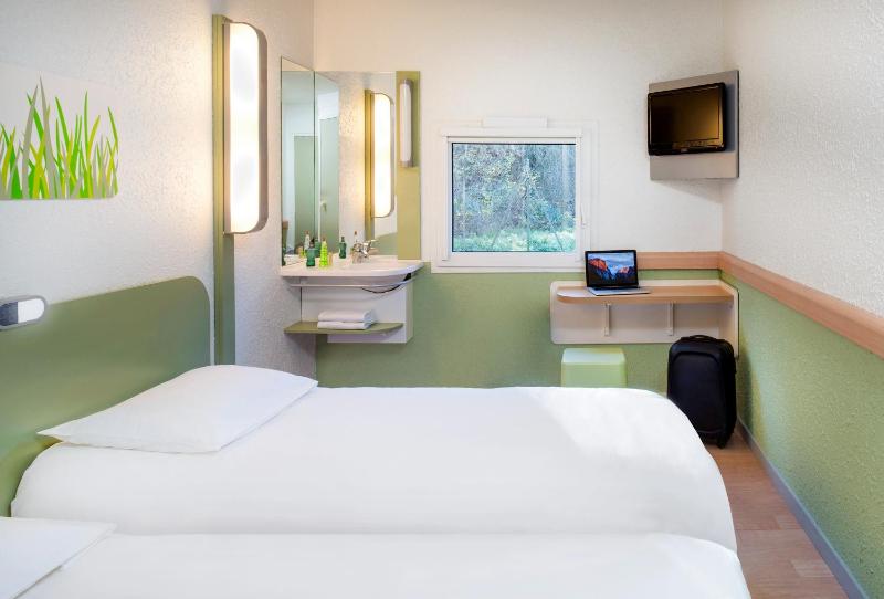 Twin Room image 3