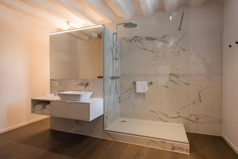 Standard Suite image 4