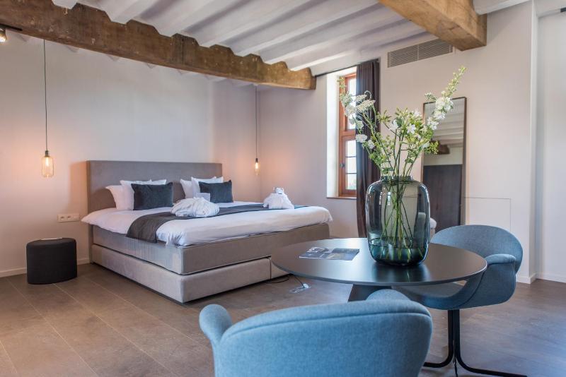 Standard Suite image 3