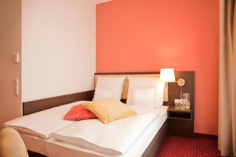 Small Double Room image 3