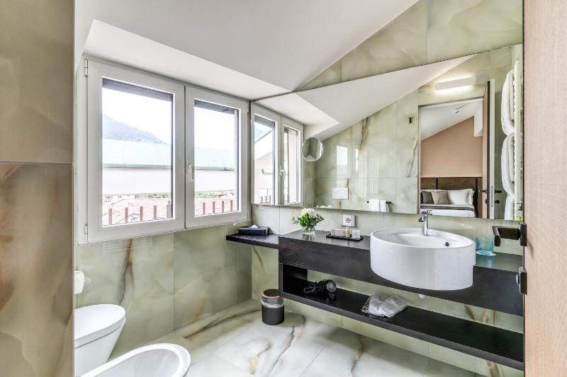 Standard Double or Twin Room image 4